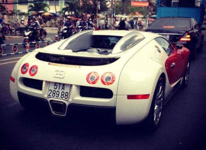 Để sở hữu một chiếc xe hơi tại Việt Nam, khách hàng phải trả chi phí gấp khoảng 3 lần so với giá tại các nước khác trên thế giới, như vậy một chiếc Bugatti Veyron biển trắng có mức giá 1 triệu USD tại Mỹ, về Việt Nam giá của nó sẽ là 3 triệu USD - tương đương trên 60 tỷ đồng (Ảnh: siêu xe Bugatti Veyron).